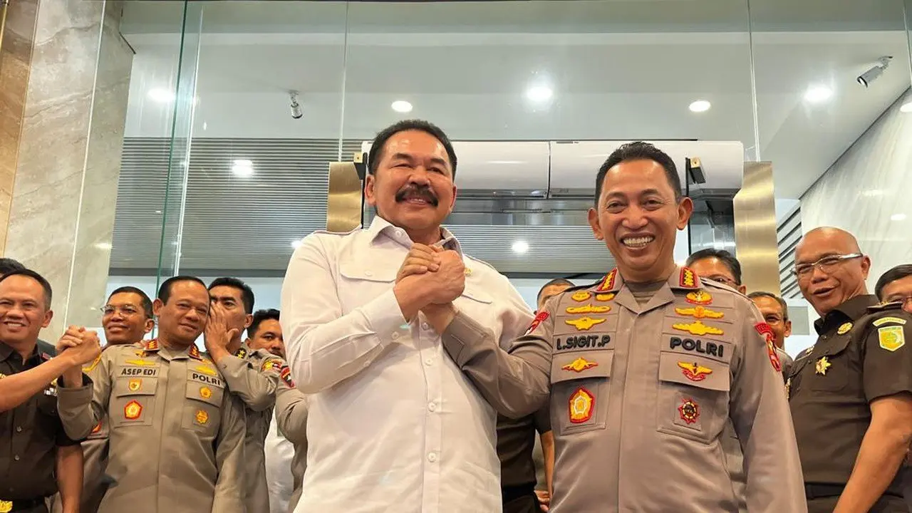 Kapolri dan Jaksa Agung Tunjukkan Soliditas Lewat Salam Komando di Kejagung
