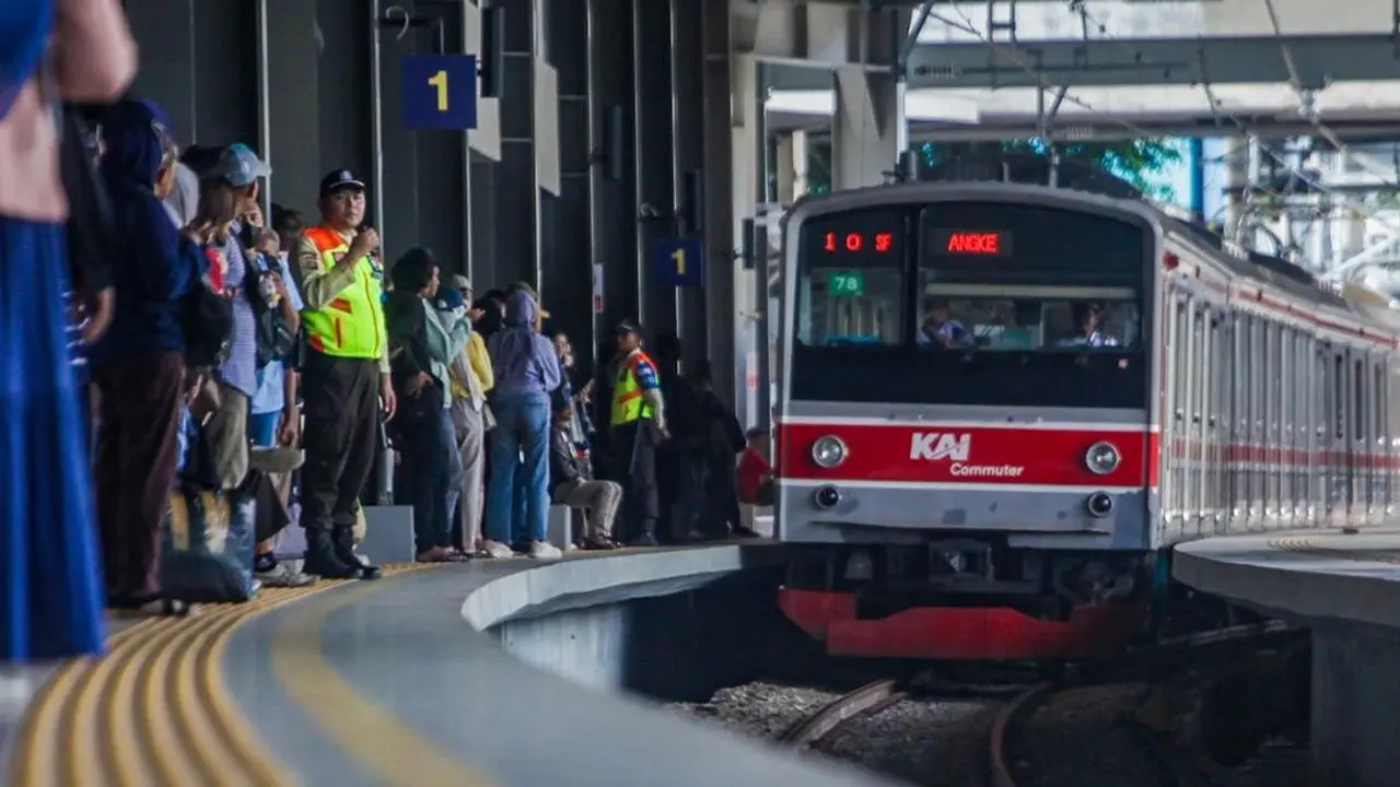 Kebakaran Dekat Rel KRL Green Line Sebabkan Keterlambatan Perjalanan