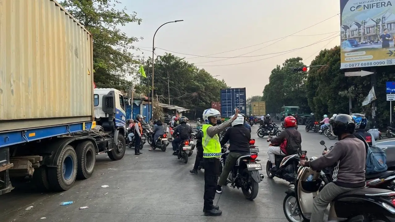 Kemacetan Cakung-Cilincing Akibat Bongkar Muat Truk, Lalu Lintas Tersendat Parah