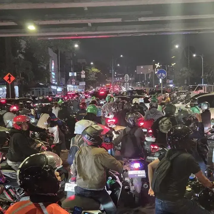 Kemacetan di Simpang Mampang Memburuk Malam Ini Akibat Pembongkaran JPO Tendean