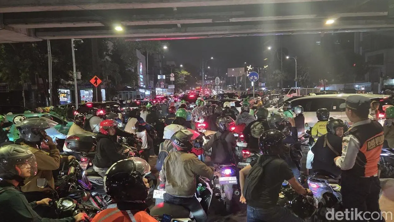 Kemacetan di Simpang Mampang Memburuk Malam Ini Akibat Pembongkaran JPO Tendean