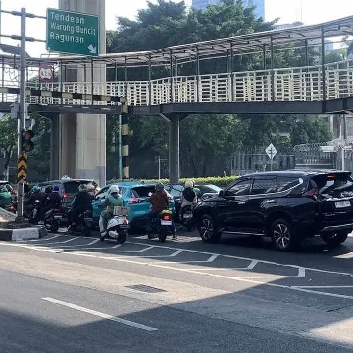 Kemacetan Menuju Tendean Akibat Pembongkaran JPO Usai Diterjang Truk