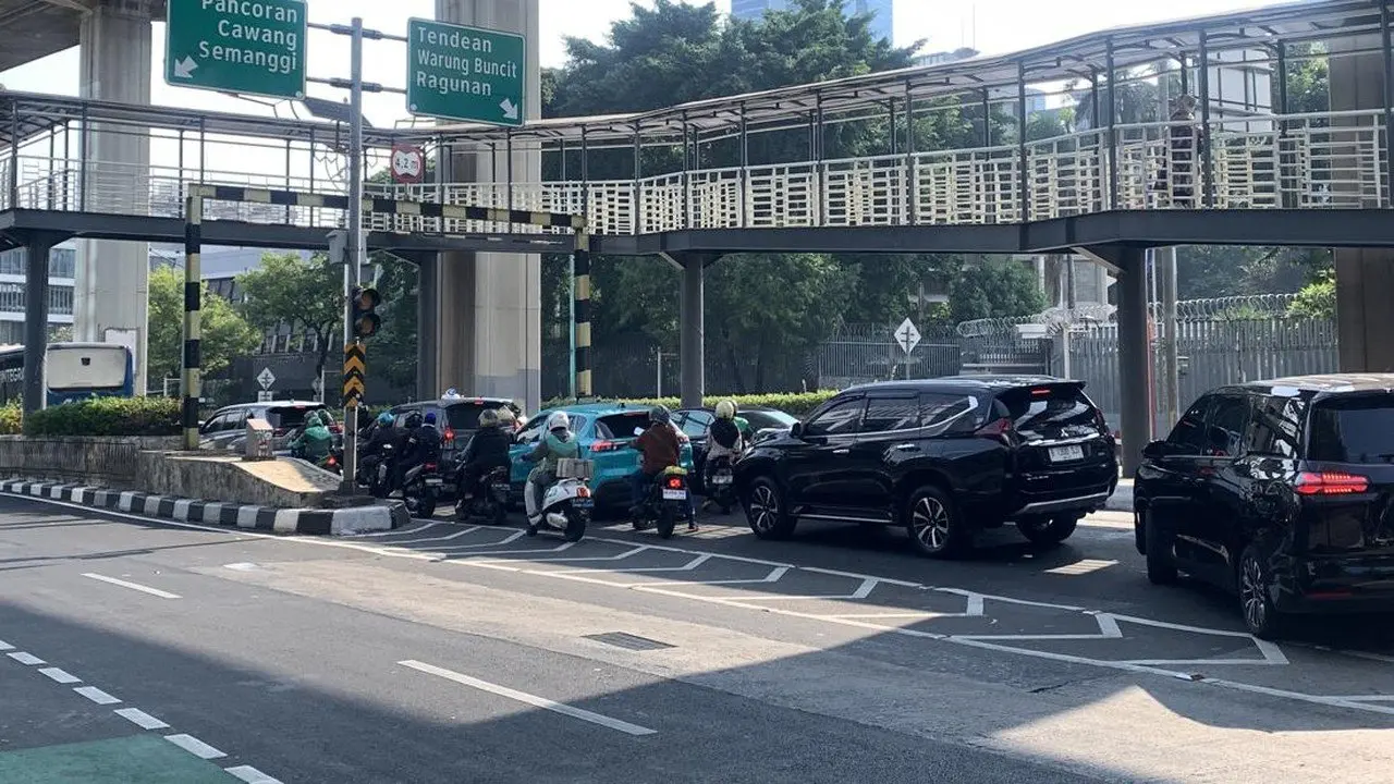 Kemacetan Menuju Tendean Akibat Pembongkaran JPO Usai Diterjang Truk