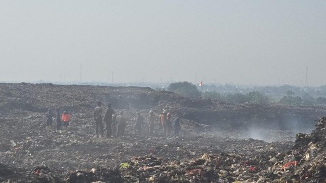 KLH Pantau Potensi Api Tersembunyi Usai Kebakaran TPA Jatiwaringin Padam