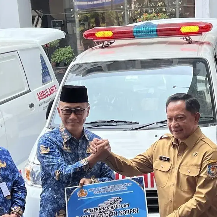 KORPRI Serahkan 5 Ambulans Hasil Donasi Untuk Lima Kabupaten di Sumatera