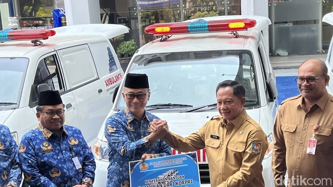 KORPRI Serahkan 5 Ambulans Hasil Donasi Untuk Lima Kabupaten di Sumatera