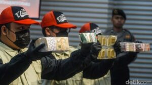 KPK Sita Emas 2,5 Kg dan Valuta Asing, Barang Bukti Total Rp21,2 M dari Bupati Sukoharjo