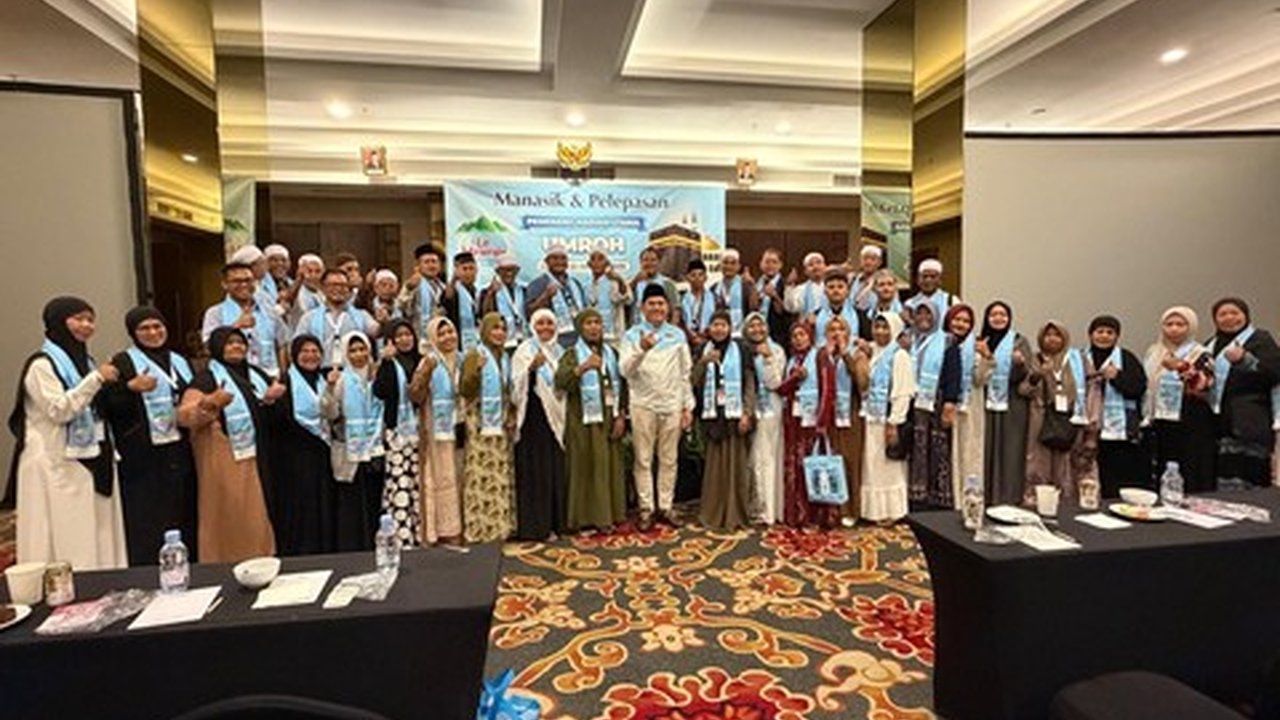 Le Minerale Berangkatkan 35 Pedagang Pemenang Program Umrah 'Gosok-gosok'