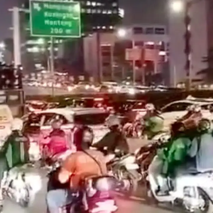 Macet Parah di Gatsu Arah Kuningan Imbas Pembongkaran JPO Tendean