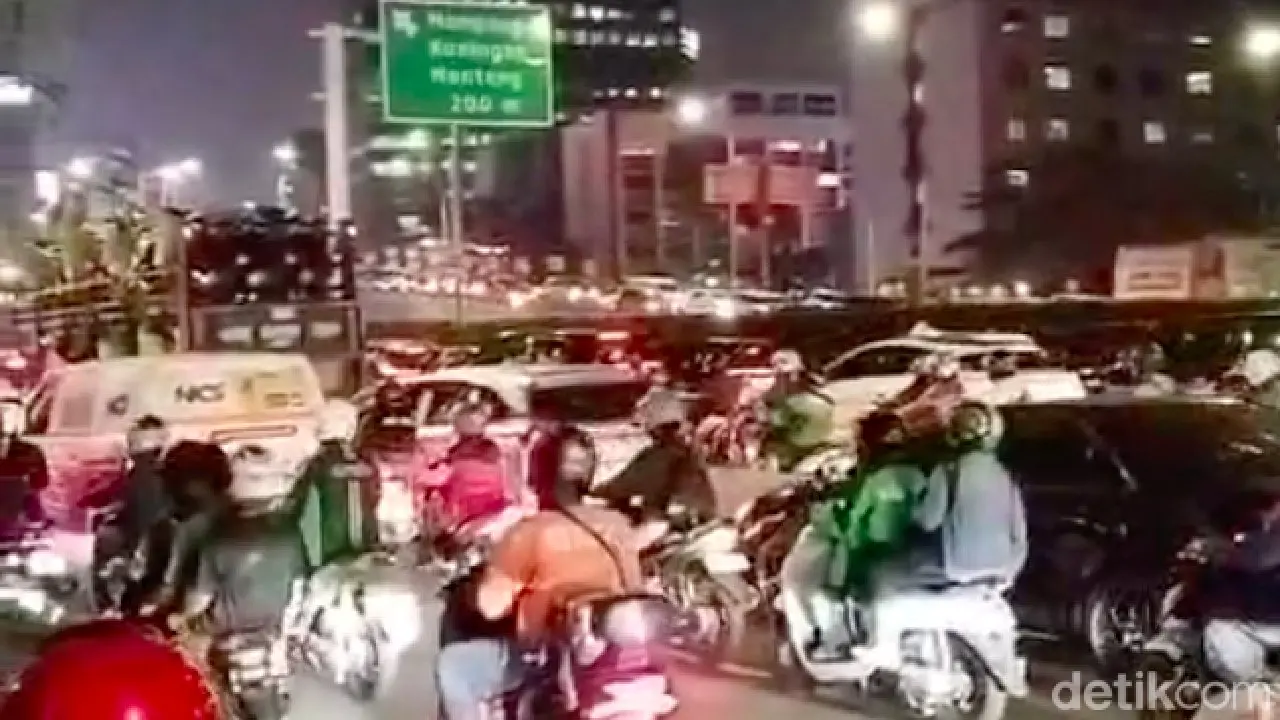 Macet Parah di Gatsu Arah Kuningan Imbas Pembongkaran JPO Tendean
