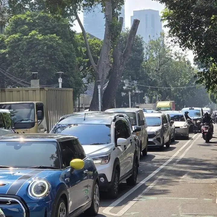 Macet Parah di Senopati Usai Pembongkaran JPO Tabrakan Truk di Tendean