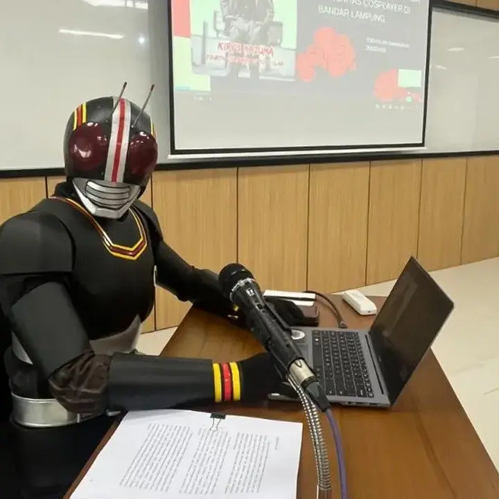 Mahasiswa Jogja Kenakan Kostum Kamen Rider Saat Ujian Proposal Tesis