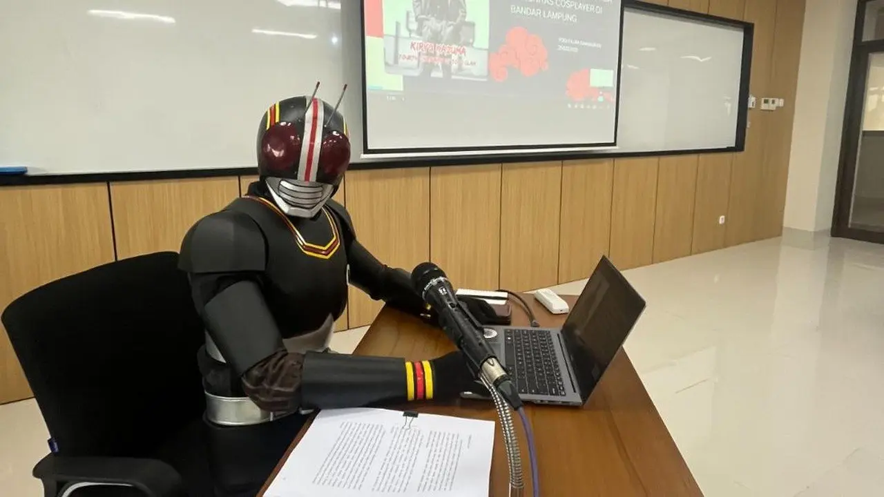 Mahasiswa Jogja Kenakan Kostum Kamen Rider Saat Ujian Proposal Tesis