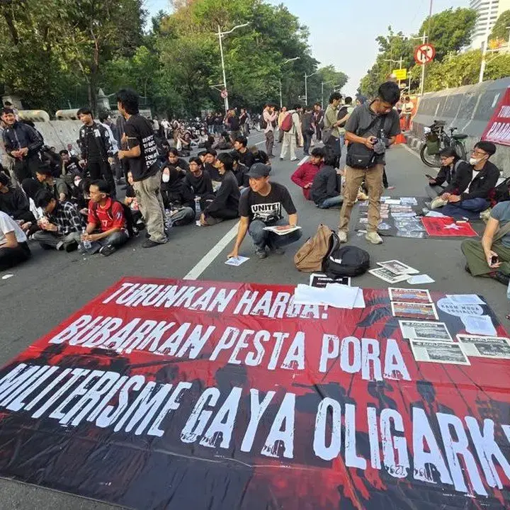 Mahasiswa UNJ Orasi di Medan Merdeka Selatan, Arah Gambir Ditutup Polisi