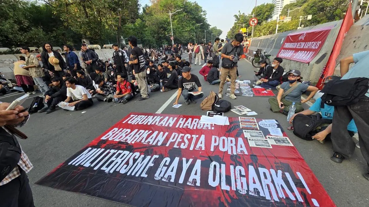 Mahasiswa UNJ Orasi di Medan Merdeka Selatan, Arah Gambir Ditutup Polisi