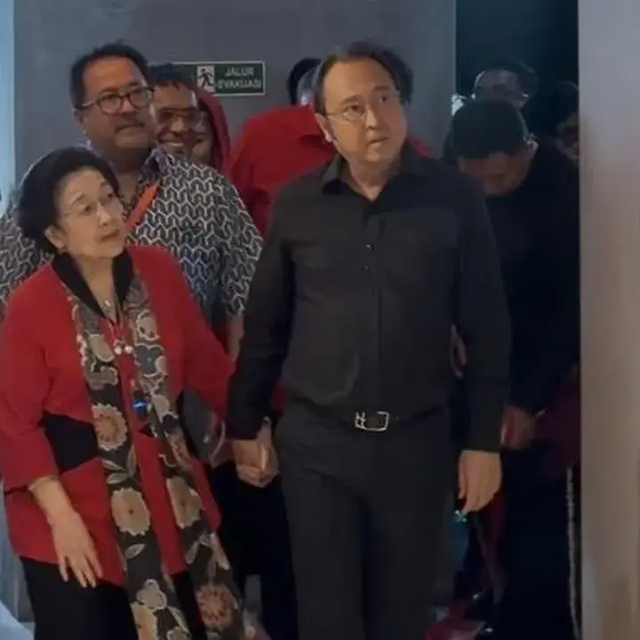 Megawati Buka Pameran Foto Sejarah Kudatuli Didampingi Prananda Prabowo