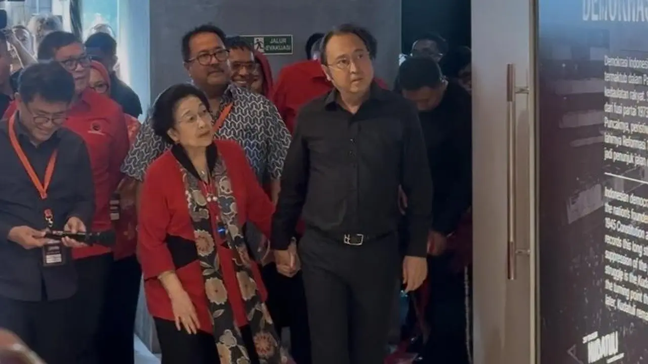 Megawati Buka Pameran Foto Sejarah Kudatuli Didampingi Prananda Prabowo