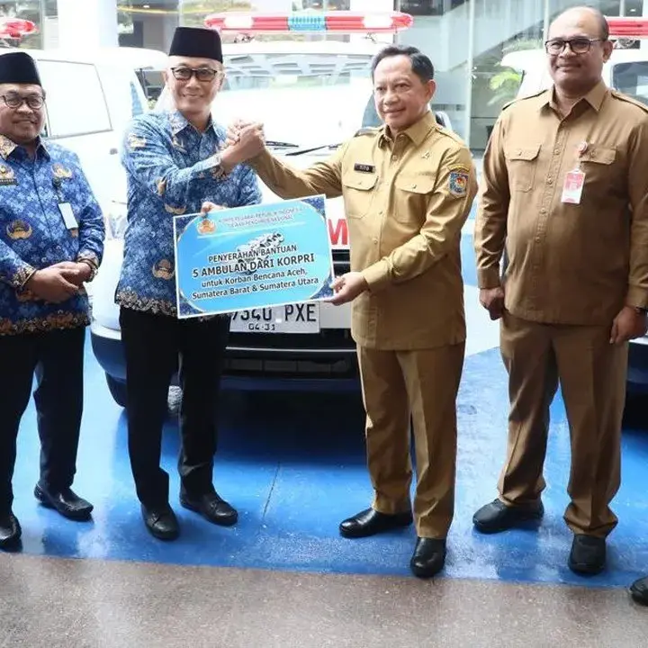 Mendagri Terima Lima Ambulans Korpri untuk Penanganan Pascabencana Sumatera