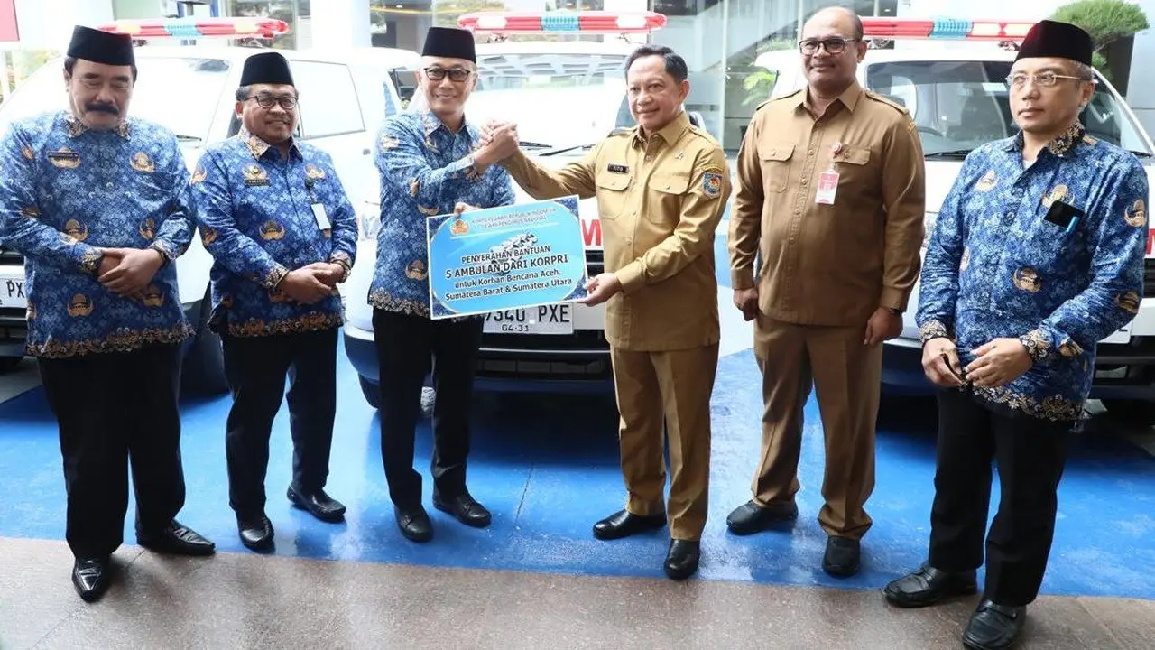 Mendagri Terima Lima Ambulans Korpri untuk Penanganan Pascabencana Sumatera