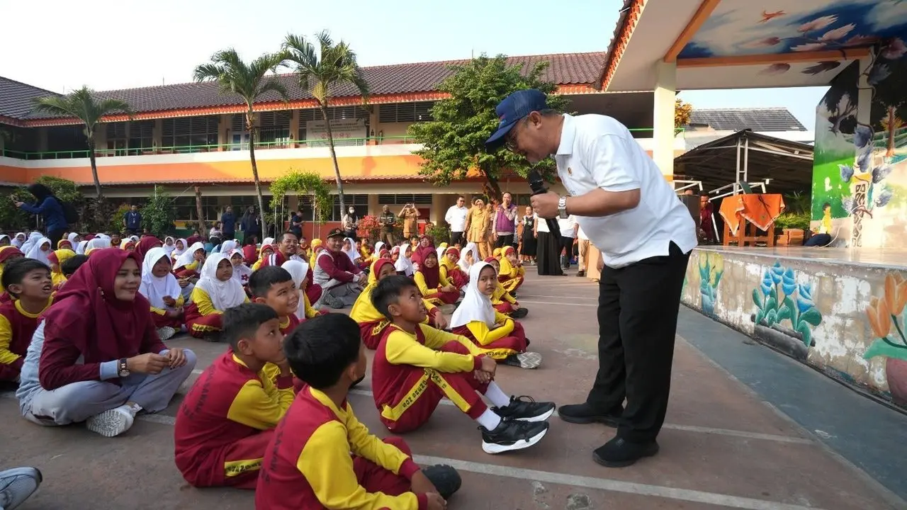 Mendikdasmen Tinjau MPLS Ramah di SDN Srengseng Sawah 15, Beri Dukungan Psikologis