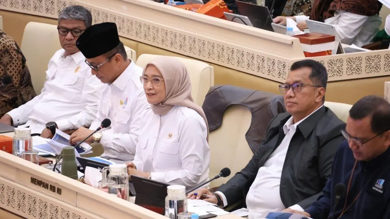 MenPAN-RB Paparkan Tujuh Capaian Reformasi Birokrasi 2025 di Rapat Kerja DPR