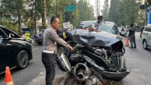 Minibus Tabrak Tiang PJU di Dago hingga Ringsek, 2 Penumpang Kabur
