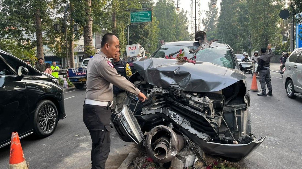 Minibus Tabrak Tiang PJU di Dago hingga Ringsek, 2 Penumpang Kabur