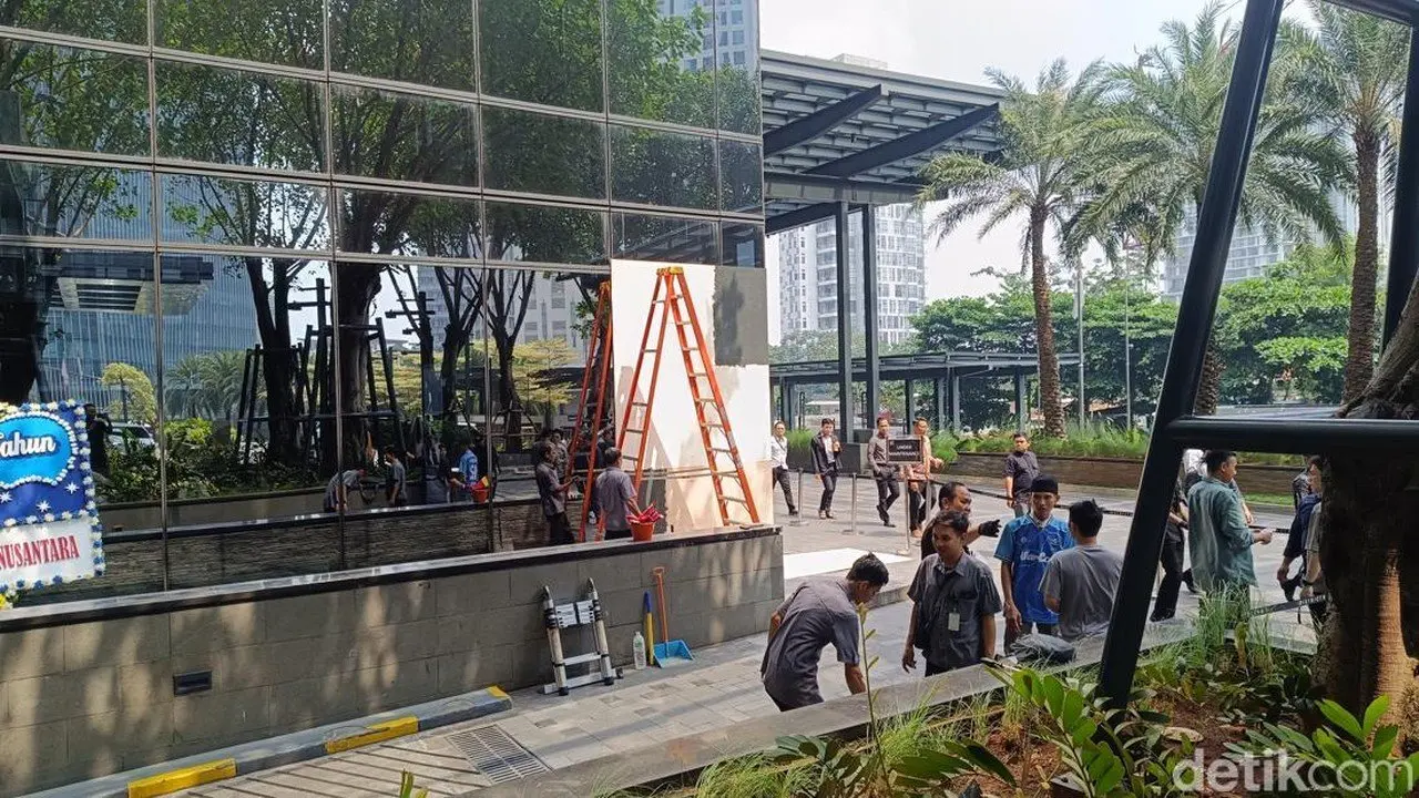 Mobil Pengunjung Hantam Kaca Gedung di SCBD, Luka Kaca Langsung Ditambal