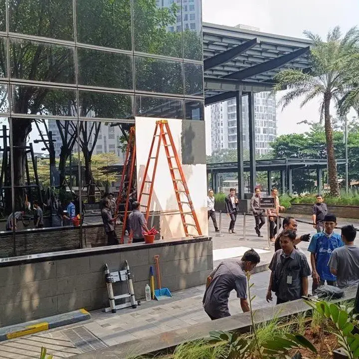 Mobil Tabrak Kaca Gedung di SCBD, Polisi Mediasi dan Perbaikan Segera Dilakukan