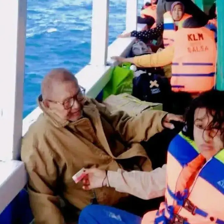 Momen Haru Kakek Beri Pelampung ke Cucu Sebelum Kapal Tenggelam di Selayar