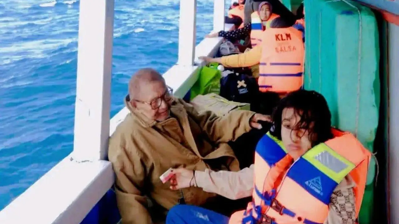 Momen Haru Kakek Beri Pelampung ke Cucu Sebelum Kapal Tenggelam di Selayar