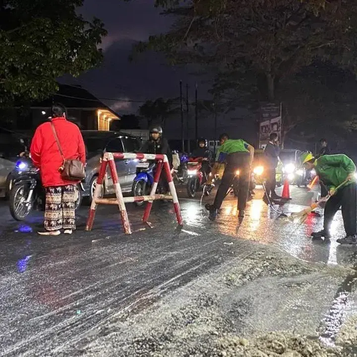 Muatan Tahu Tumpah Sebabkan 8 Pengendara Motor Terjatuh di Kota Batu