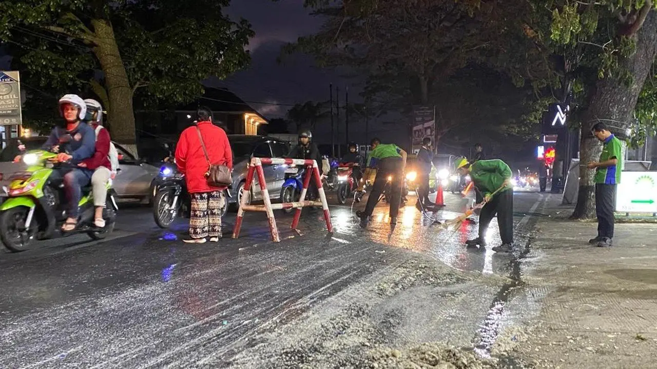 Muatan Tahu Tumpah Sebabkan 8 Pengendara Motor Terjatuh di Kota Batu