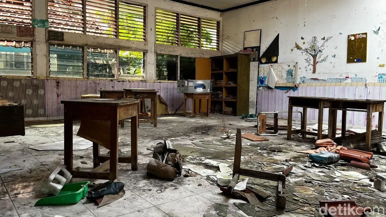 Orang Tua Siswa Ungkap Kronologi Robohnya SDN Kebayoran Lama Selatan 09
