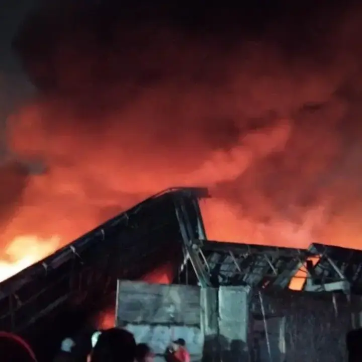 Pabrik Sandal di Tangerang Dilalap Api, Satu Pekerja Sesak Napas