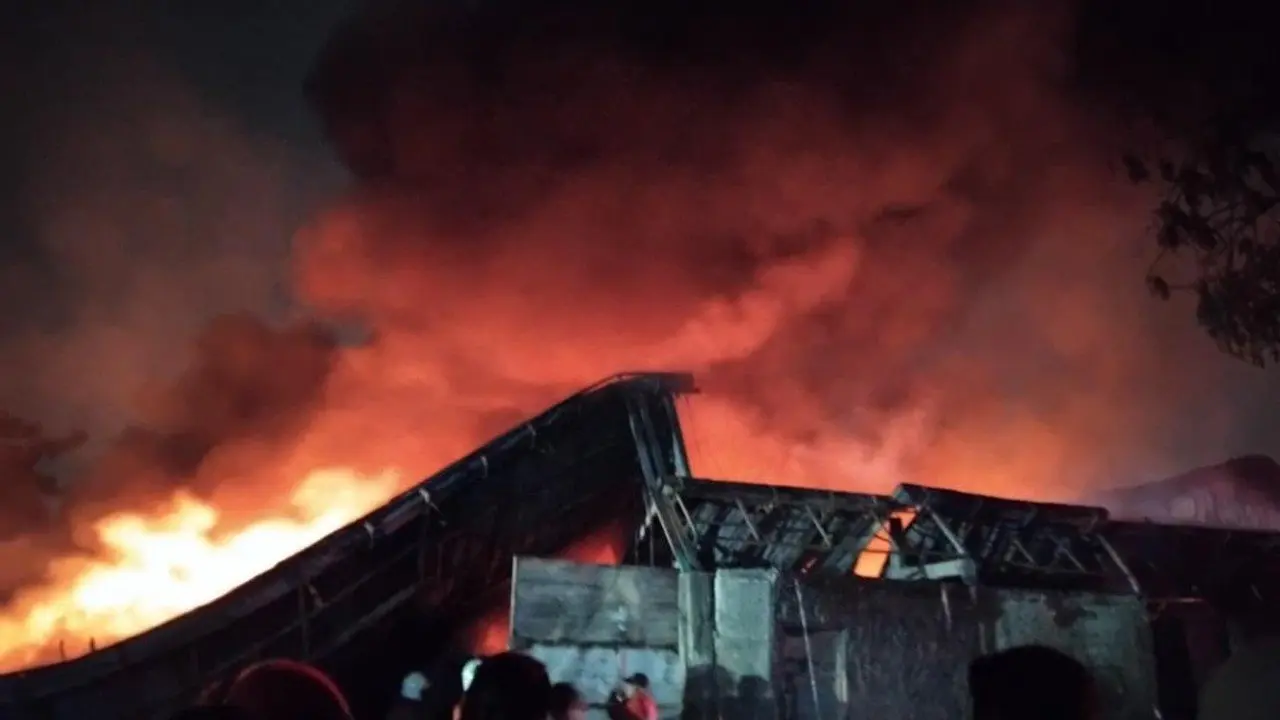 Pabrik Sandal di Tangerang Dilalap Api, Satu Pekerja Sesak Napas