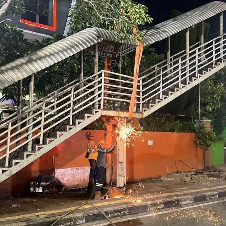 Pembongkaran JPO Tendean Ditarget Rampung Malam Ini