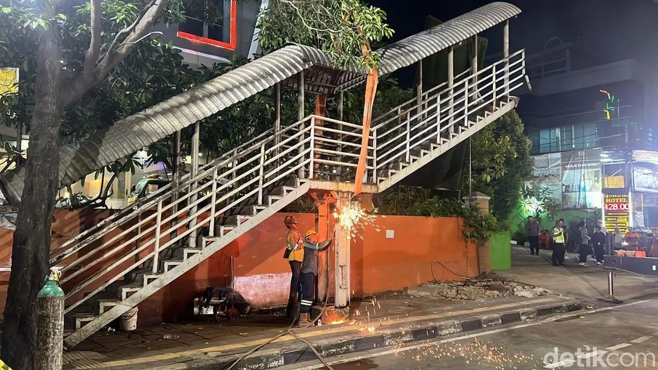 Pembongkaran JPO Tendean Ditarget Rampung Malam Ini