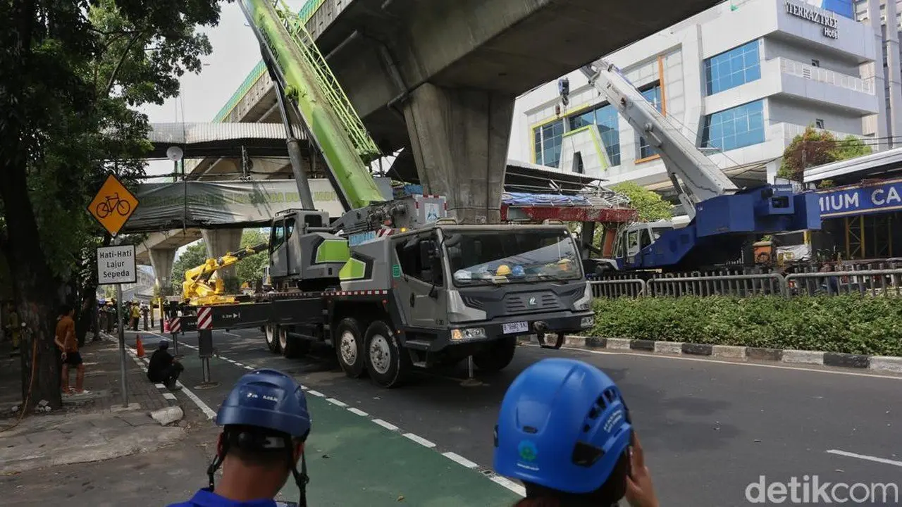 Pembongkaran JPO Tendean Picu Kemacetan, TransJakarta Rute 13B Terlambat