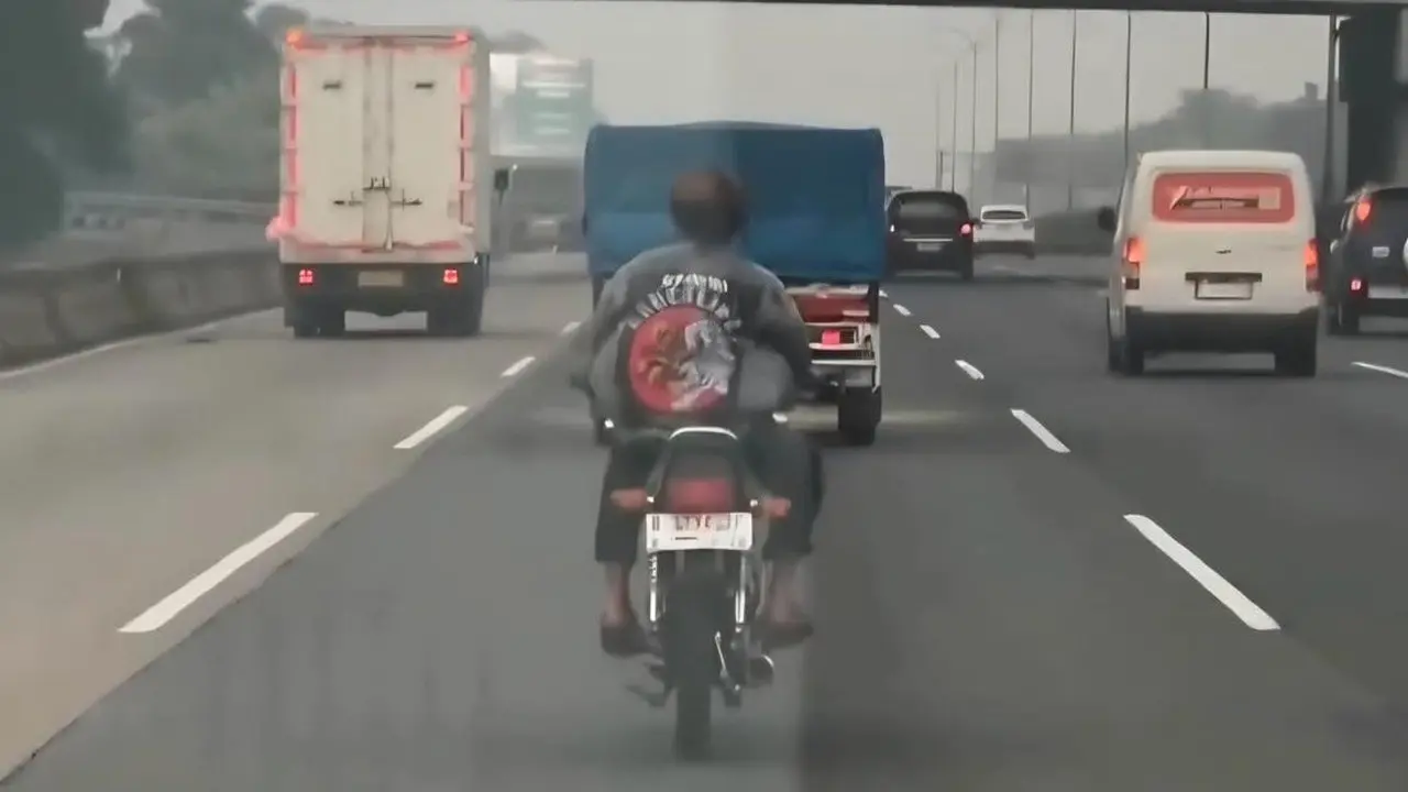 Pemotor Tanpa Helm Terjaring Petugas di Tol Jagorawi