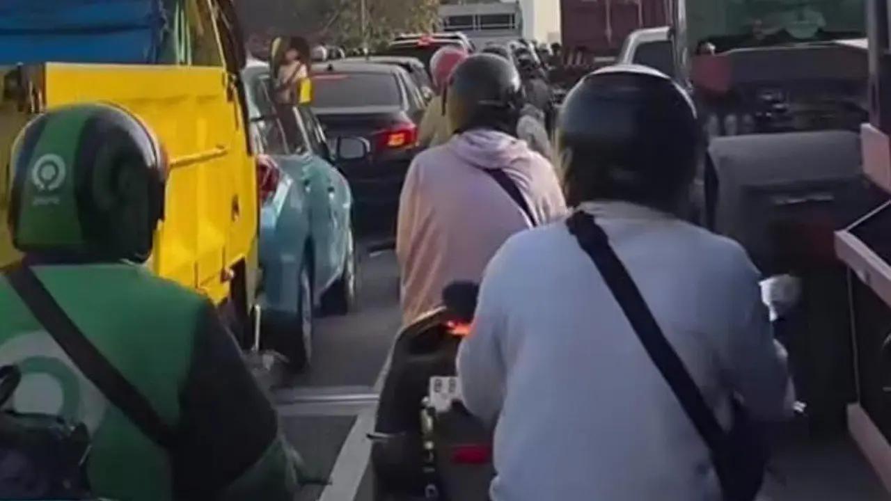 Pengecoran Jalan Picu Macet di Flyover Rawa Buaya, Lalu Lintas Satu Lajur