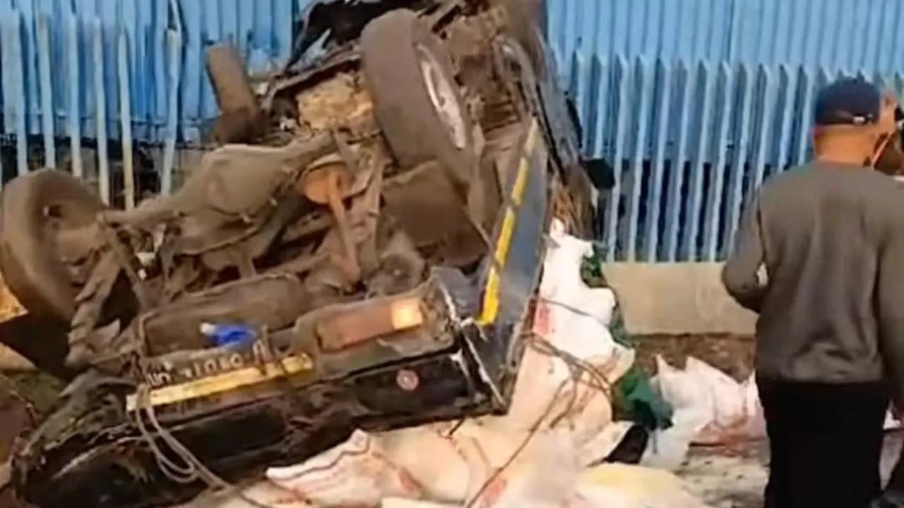 Pikap Angkut Sayur Terguling Setelah Hantam Separator Busway di Cengkareng