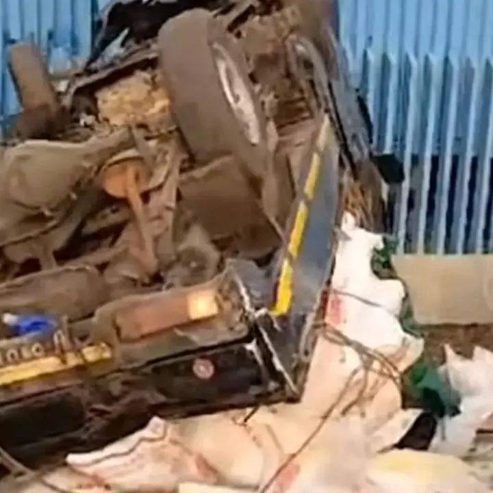 Pikap Angkut Sayur Terguling Usai Tabrak Separator di Daan Mogot