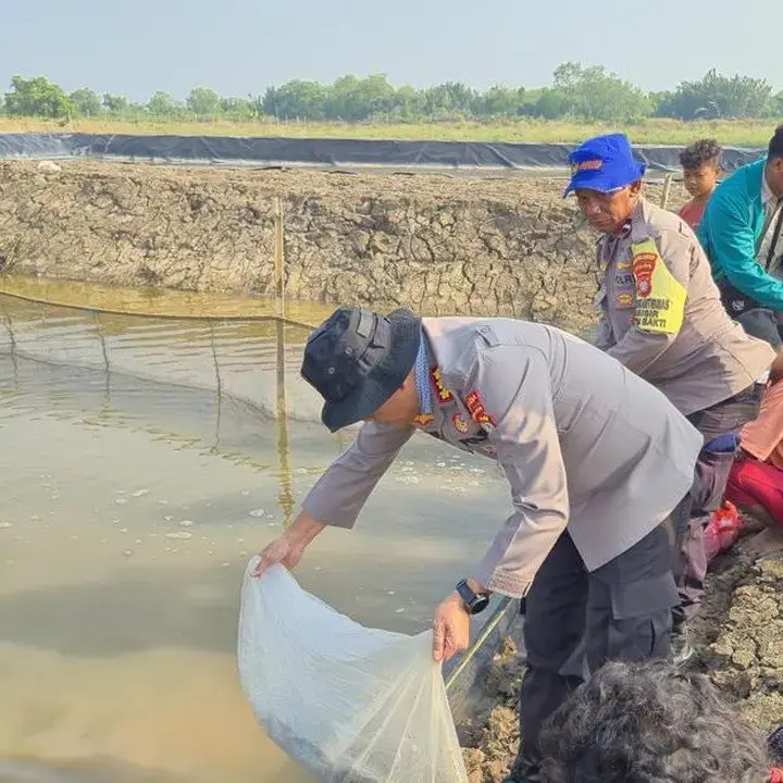 Polairud Polda Metro Tebar 15 Ribu Benih Lele di Pantai Harapanjaya Untuk Ketahanan Pangan