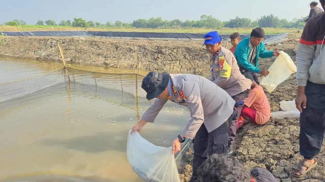 Polairud Polda Metro Tebar 15 Ribu Benih Lele di Pantai Harapanjaya Untuk Ketahanan Pangan