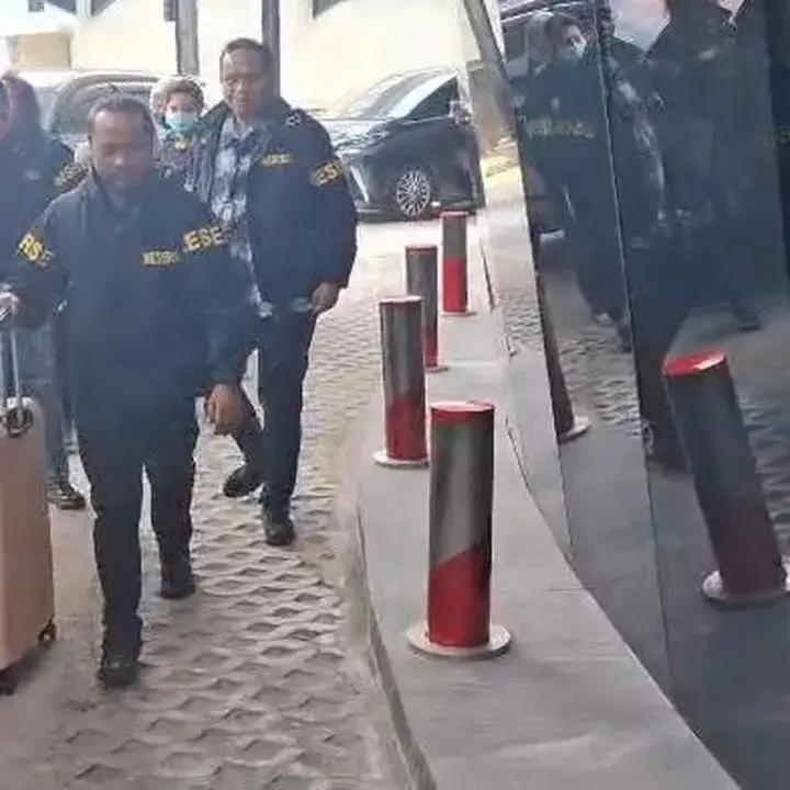 Polisi Serahkan Administrasi Penyidikan ke Kejagung, Bawa Koper Merah Muda