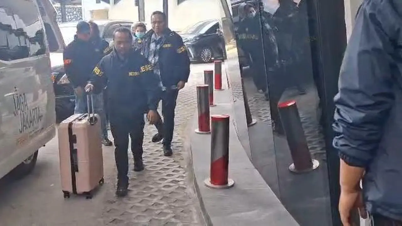 Polisi Serahkan Administrasi Penyidikan ke Kejagung, Bawa Koper Merah Muda