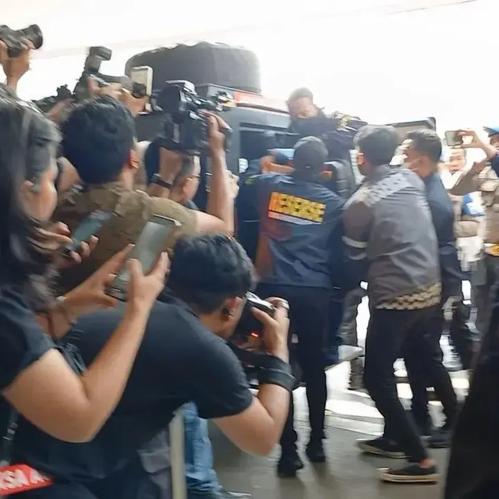Polisi Serahkan Delapan Koper Barang Bukti Kasus Febrie, Satu Koper Diangkat Tiga Orang