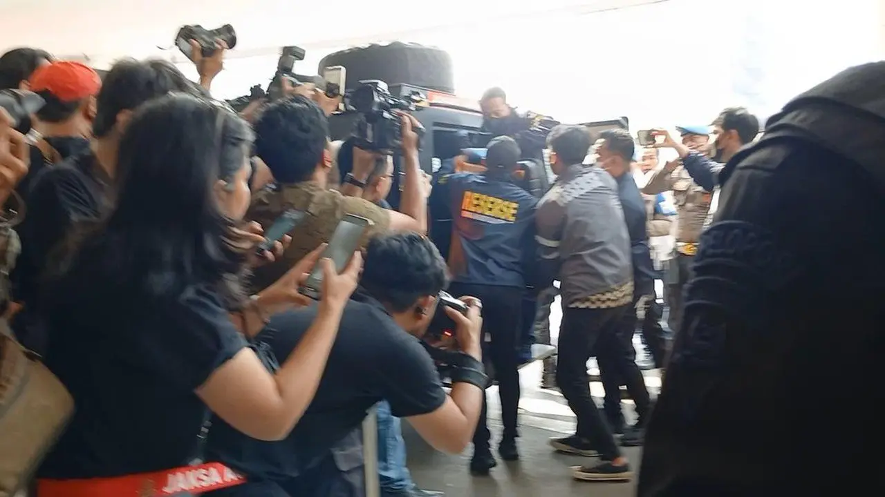 Polisi Serahkan Delapan Koper Barang Bukti Kasus Febrie, Satu Koper Diangkat Tiga Orang