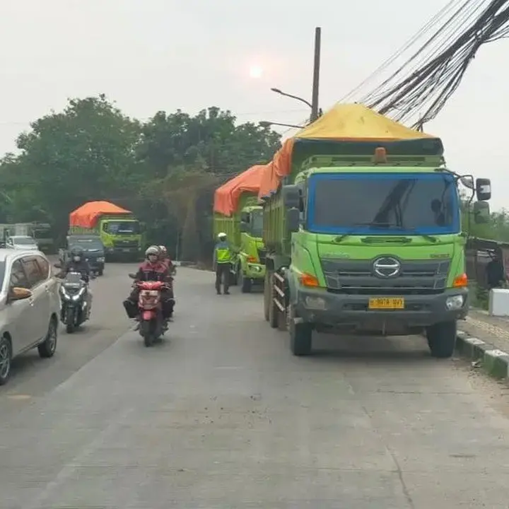 Polisi Tindak Truk Tanah Parkir Liar di Cikande, Atasi Keluhan Warga
